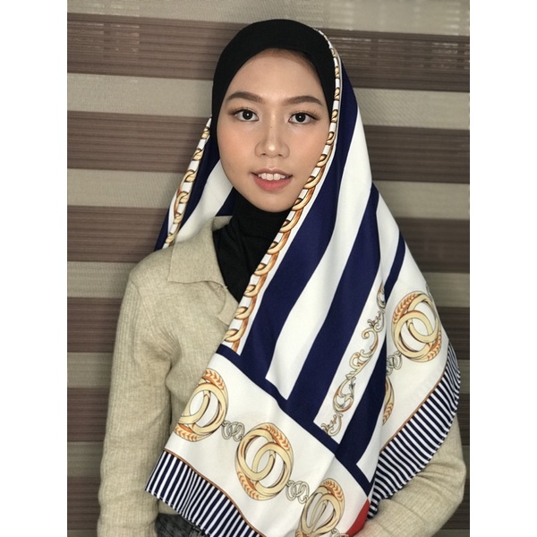 Hijab bermotif chain warna navy