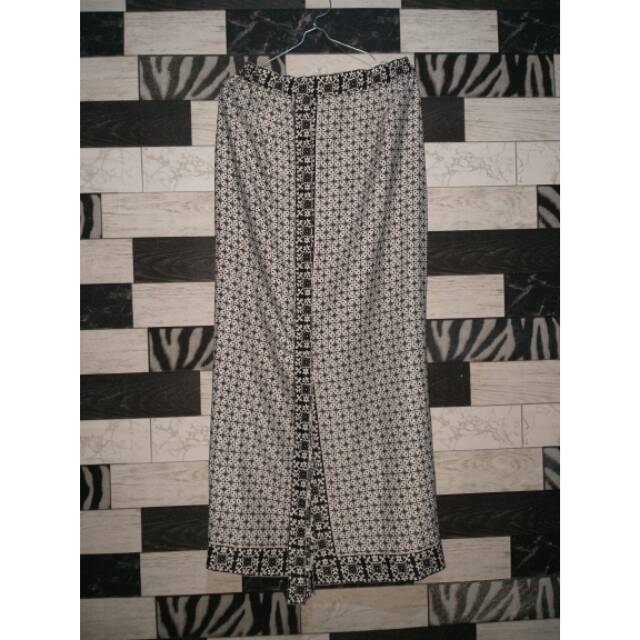 Rok span batik panjang warna hitam putih model plipit tengahwiru bawah