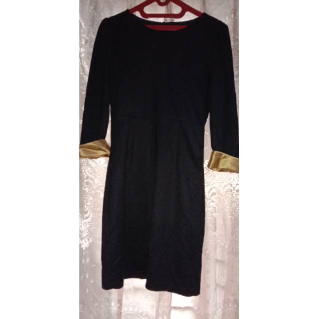 Preloved dress hitam emas
