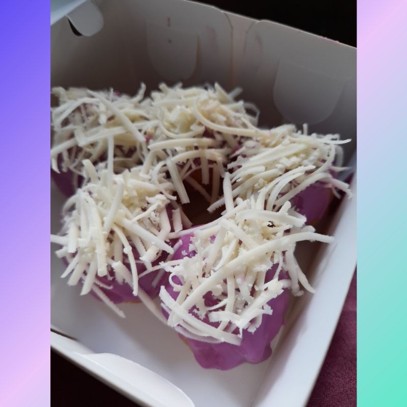 

Donuts Pop rasa Taro dengan topping keju