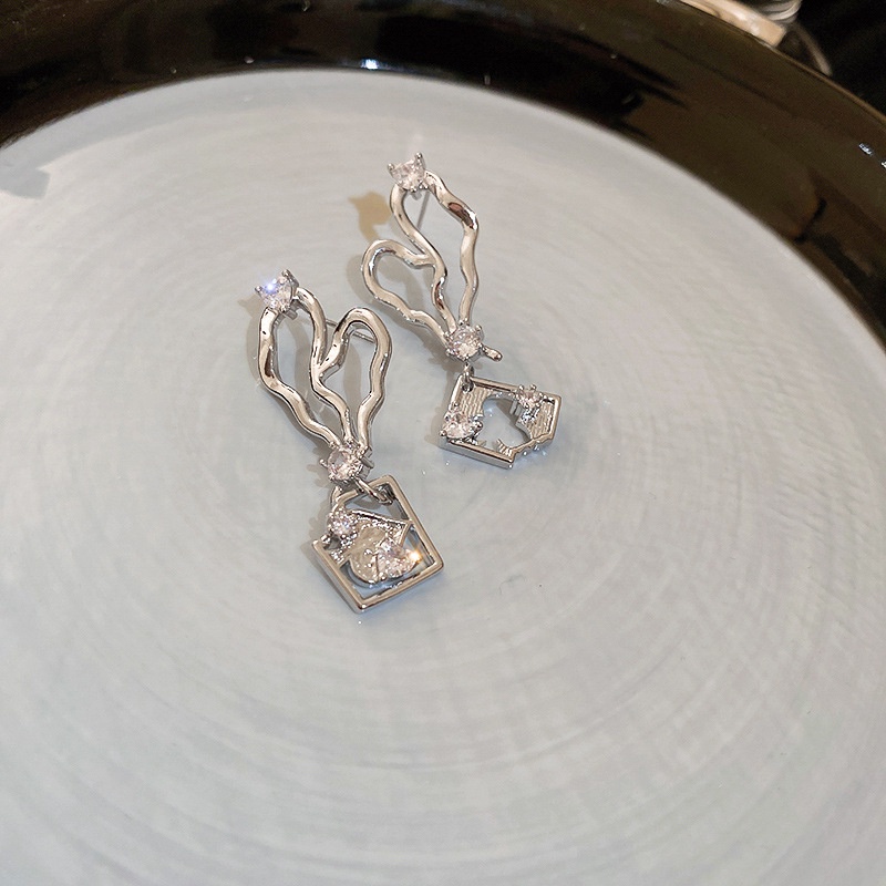Anting Tusuk Gantung Desain Hati Asimetris Hias Zircon Gaya Korea Untuk Wanita
