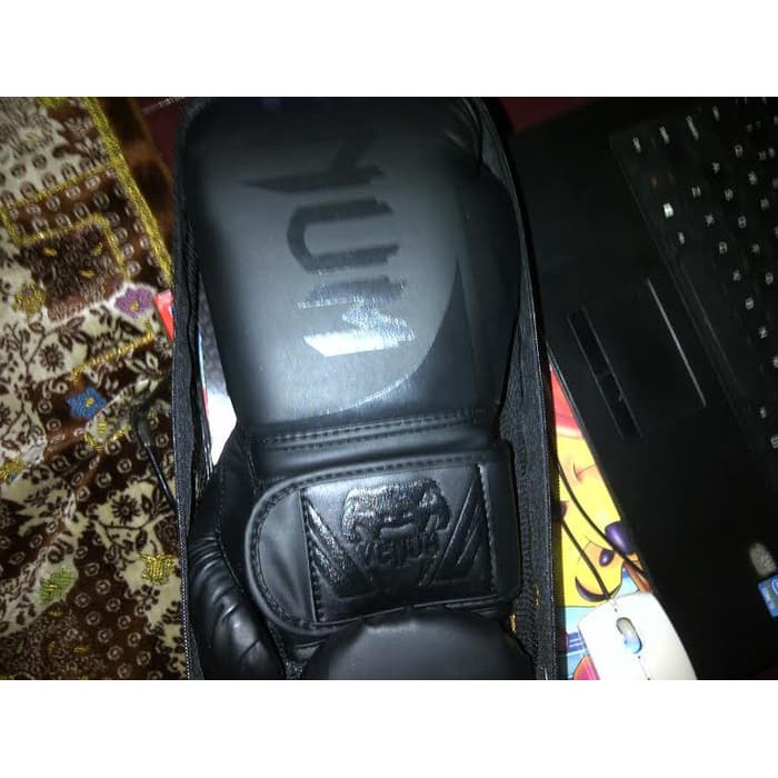 Venum Breathable Black-Matte size 10, 12, 14, 16 oz