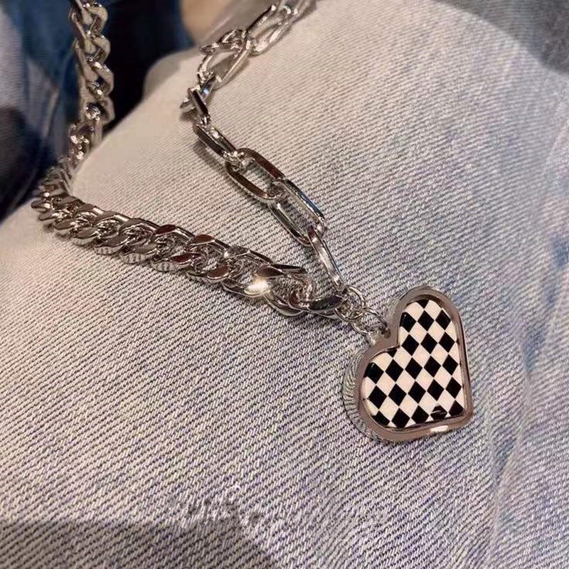 Kalung Rantai Liontin Hati Motif Papan Catur Warna Hitam Putih Untuk Wanita