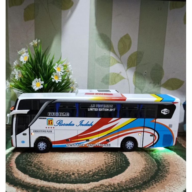 Miniatur bus bis / mainan bus bis rosalia putih plus lampu