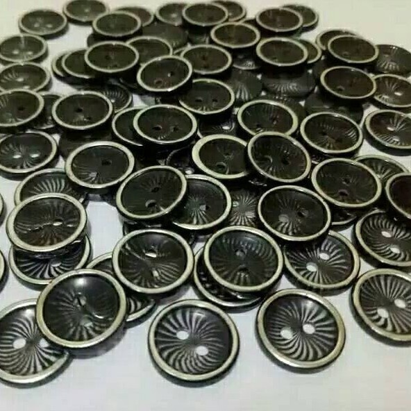 Kancing Baju GEPENG Corak List Silver Import Diameter 13 mm - Putih - Putih