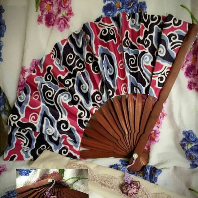 kipas lipat kayu batik