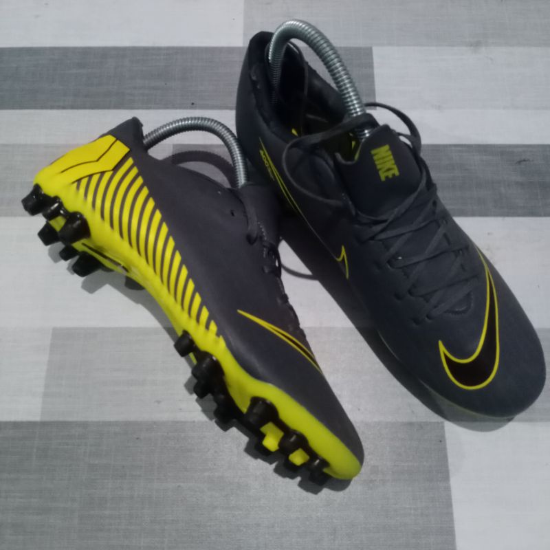 sepatu bola bekas second