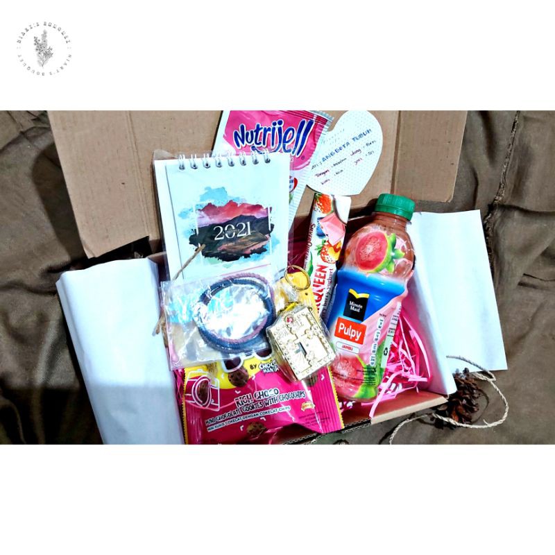 

hampers graduation, birthday, congratulation / giftbox skincare, snacks, peralatan tulis, bouquet