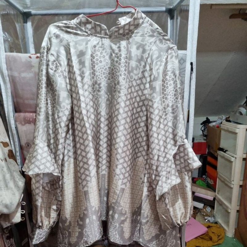 Rona Tunik wearing klamby booded