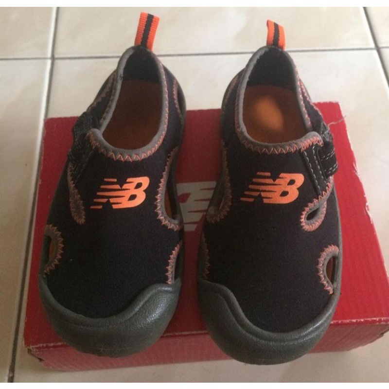 Sepatu sandal New Balance anak