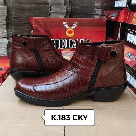 Sepatu kulit boots pria kantor sepatunya kerja formal tampil lebih keren