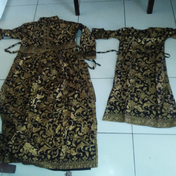 Batik Couple Keluarga Sarimbit Motif Bunga Bakung Emas