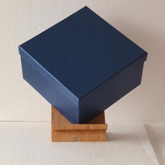 

Ginger- Kotak Kado / Kotak Hadiah / Gift Box Jumbo Type A Embose Royal Blue