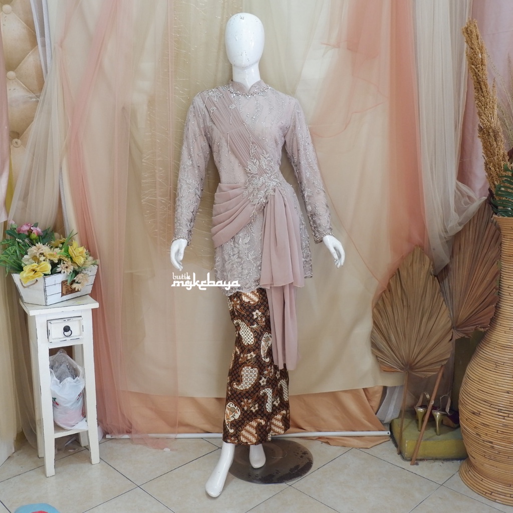 SETELAN KEBAYA TULLE CORNELLY MIX ROK DUYUNG EKOR LACE CORNELLY KELILING / SETELAN KEBAYA PAYET