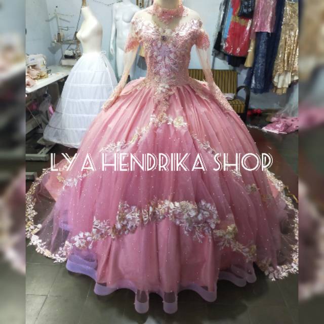 Gaun pengantin ekor ala Cinderella