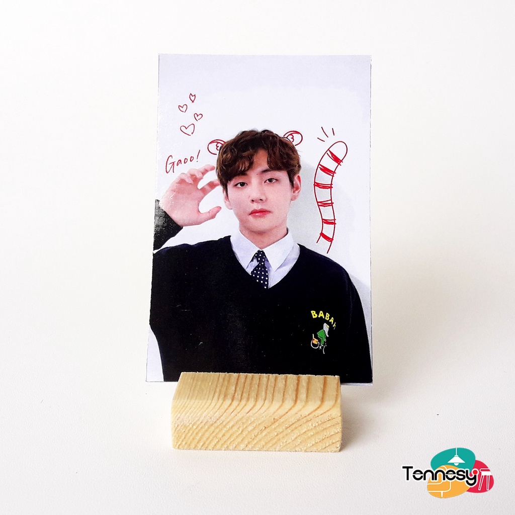 PHOTO CARD BTS STAND DUDUKAN KAYU HIASAN MEJA DINDING DEKORASI KAMAR TIDUR RUMAH