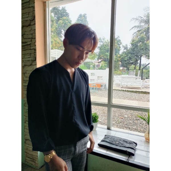 Kemeja pria korea polos hitam dan putih, kemeja korea pria, kemeja v neck,  atasan pria, kemeja leng
