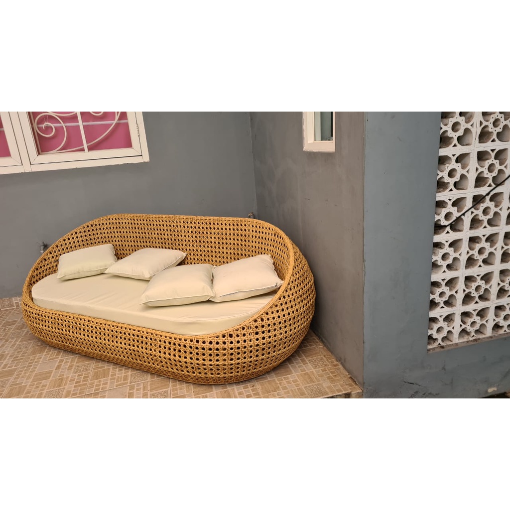 SOFA ROTAN OVAL SANTAI SINTETIS/ SOFA ROTAN TAMAN MEWAH/ SOFA ROTAN KEKINIAN