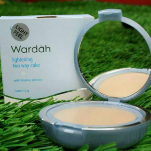 ❣️Rakkistore99❣️Wardah Lightening Powder Foundation Light Feel 12g (100% Original)