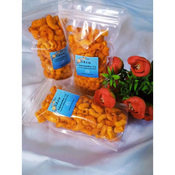 

Makanan ringan cemilan oleh oleh makaroni Pedas