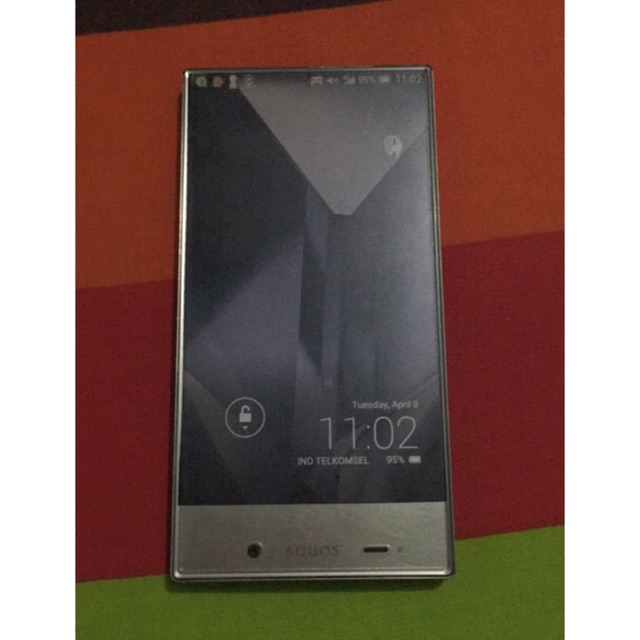 Sharp crystal 305SH second (hp tanpa bezel/pinggiran)