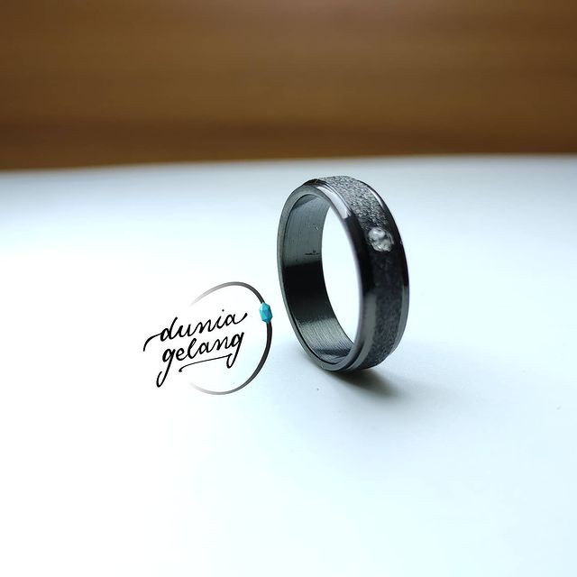 CINCIN TITANIUM PERMATA PASIR HITAM 4MM / CINCIN PRIA WANITA COUPLE ANAK / DUNIAGELANG.ID