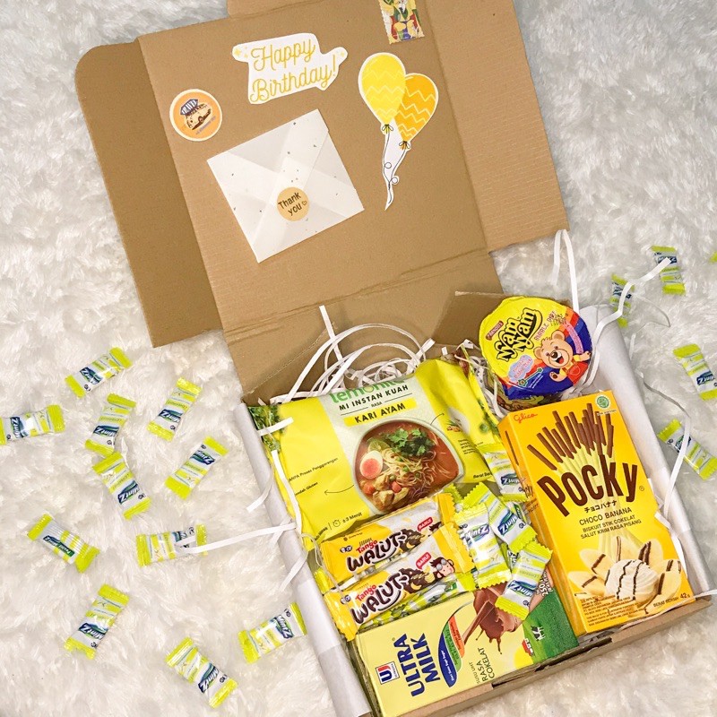 

[Yellow] SNACK BOX BIRTHDAY GIFT GRADUATION GIFT