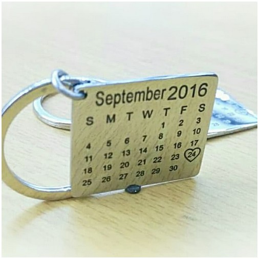 

Gantungan Kunci Kalender Tanda Hari Jadi Bahan Stainless Steel Monel dan Anniversary