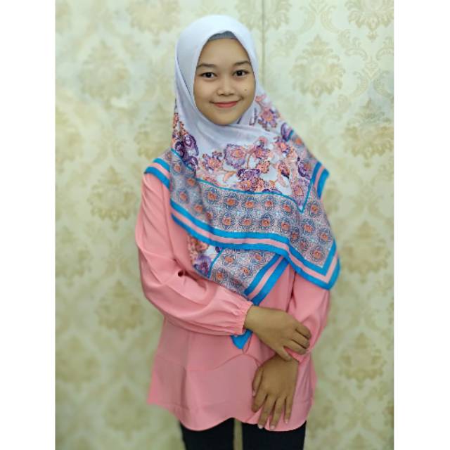 Shelby Scarf segiempat motif dari Zoya