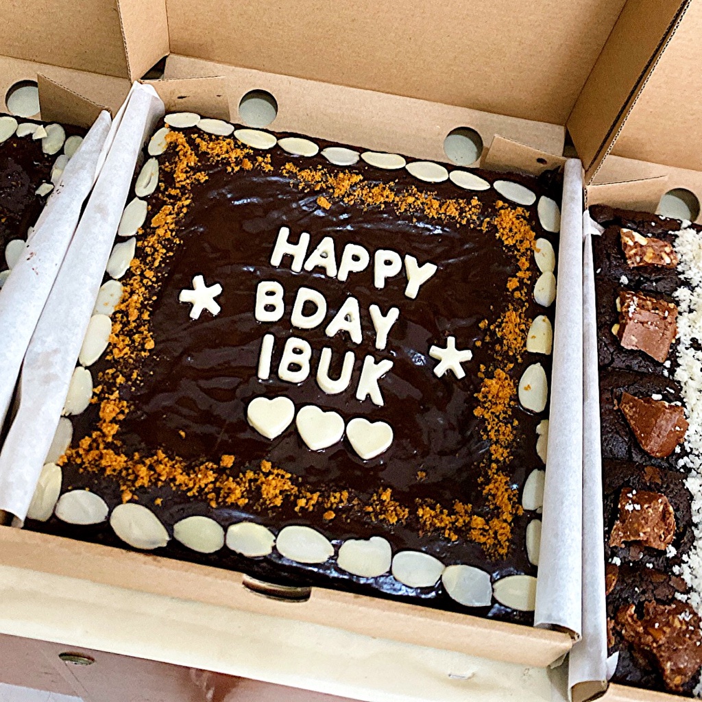 

Brownies Bella CUSTOMIZED FUDGY BROWNIES with Personalized Messages II New Year Hampers