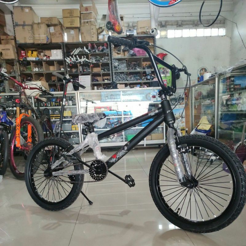 sepeda BMX ukuran ban 20 x 2.50 merk centrum