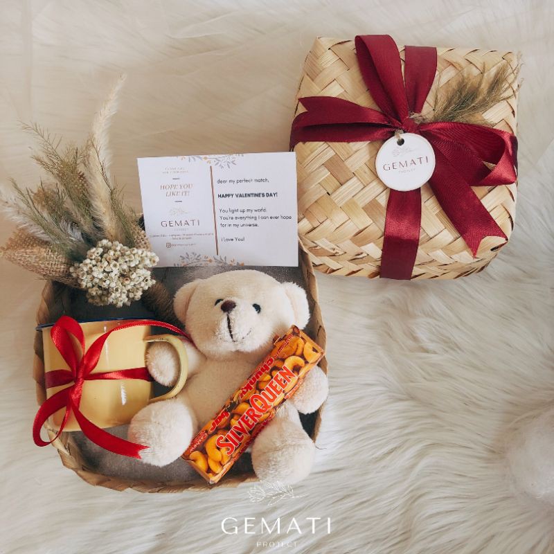

Hampers Gemati Gift Basket A (paket besek) - Kado Hadiah Birthday Anniversary Wisuda