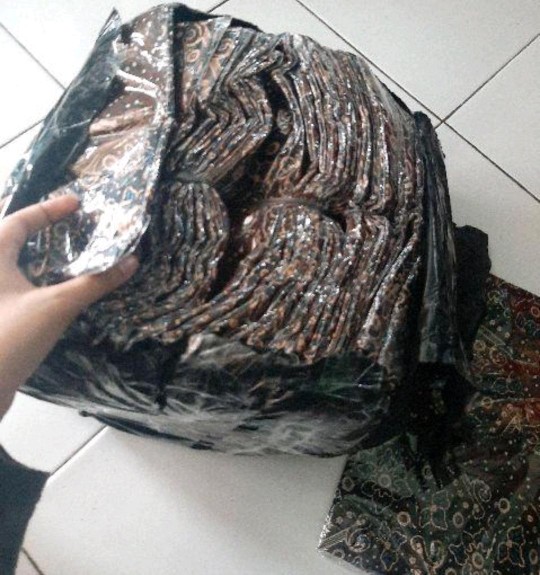 Kemeja Batik Pria • Motif Random • Baju Batik Pria Lengan Panjang • Atasan Tradisional Batik Pria