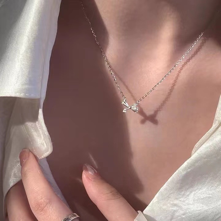 Kalung Pendek Liontin Pita Warna Silver Gaya Vintage Perancis Untuk Wanita