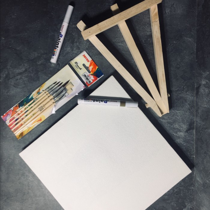 

Produk Terbaru Kanvas Lukis + Easel Tripod + Kuas Lukis ( 1Sets ) Warna Putih 15X15
