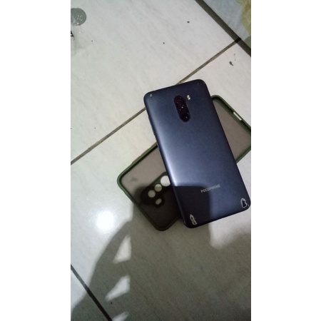 dijual pocophone f1 ram 6 128 batangan hp dan cas minus di deskripsi