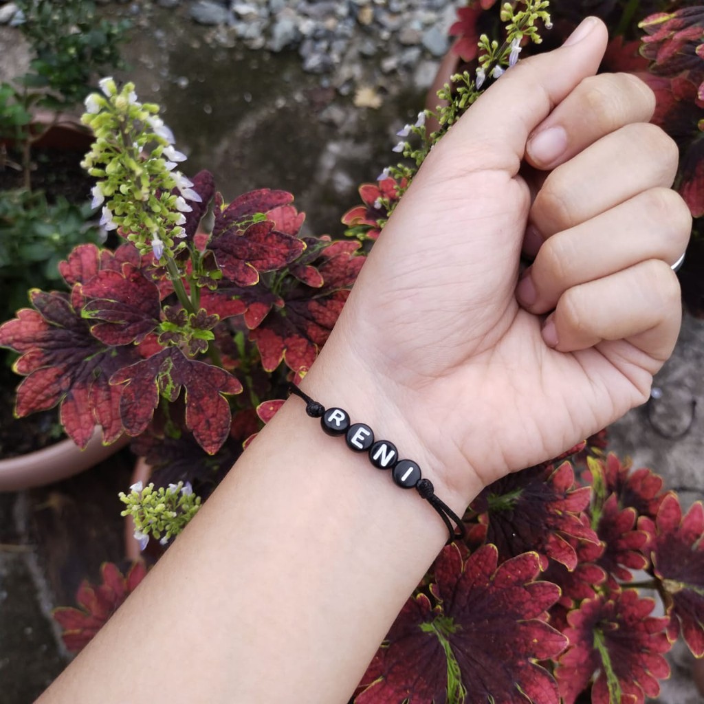 Gelang nama/gelang huruf bisa request nama/bulat pipih hitam