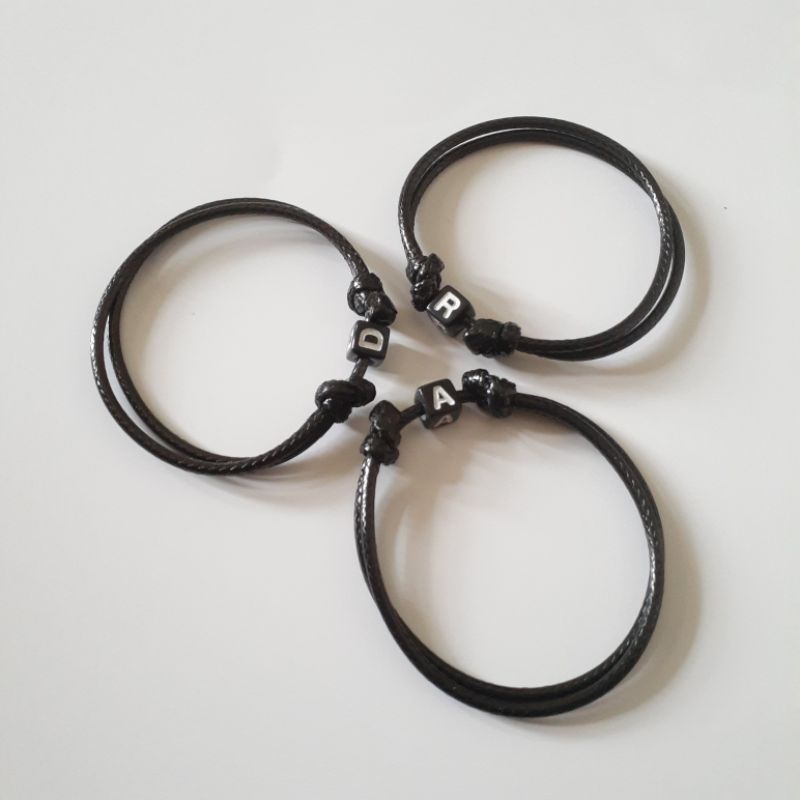 10.10 GELANG HURUF TALI KULIT KOREA | GELANG NAMA PREMIUM | GELANG INISIAL HURUF A - L KOTAK HITAM TALI KULIT KOREA 2MM TERMURAH BANDUNG | RESELLER, ECER, GROSIR | READY STOCK | MIN.ORDER 10PCS FREE AKSESORIS ini