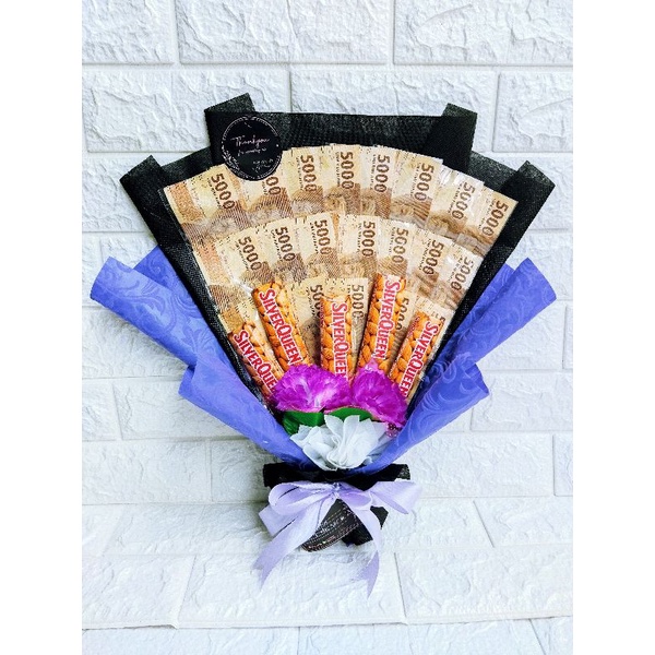 

BUKET UANG CUSTOM SNACK + UANG + BUNGA WITH SPUNDBOND/CELLOPHANE PAPER (BY REQUEST)