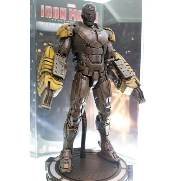 hot toys iron man striker