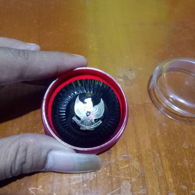 Tanda jabatan atau jengkol lurah magnet