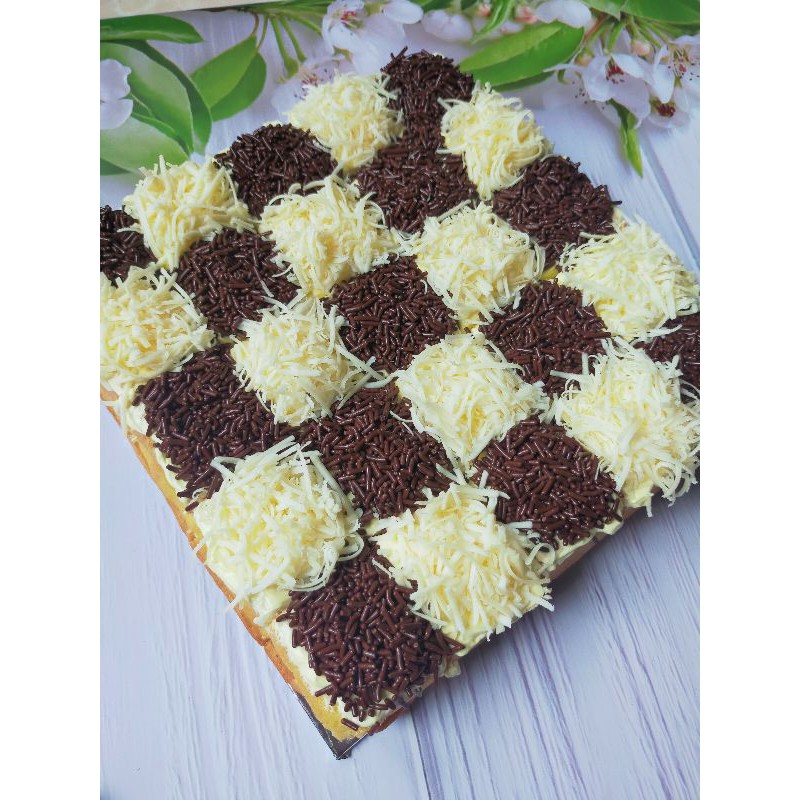 

Cake Vanila Moka topping Keju Coklat Meses Kacang