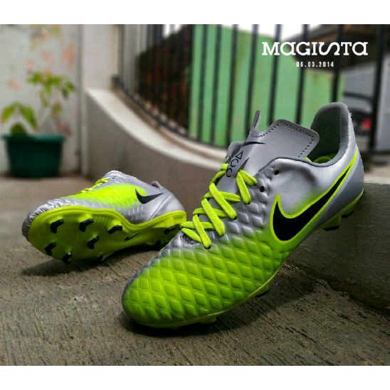 SEPATU OLAHRAGA SEPAKBOLA PRIA NIKE MAGISTA