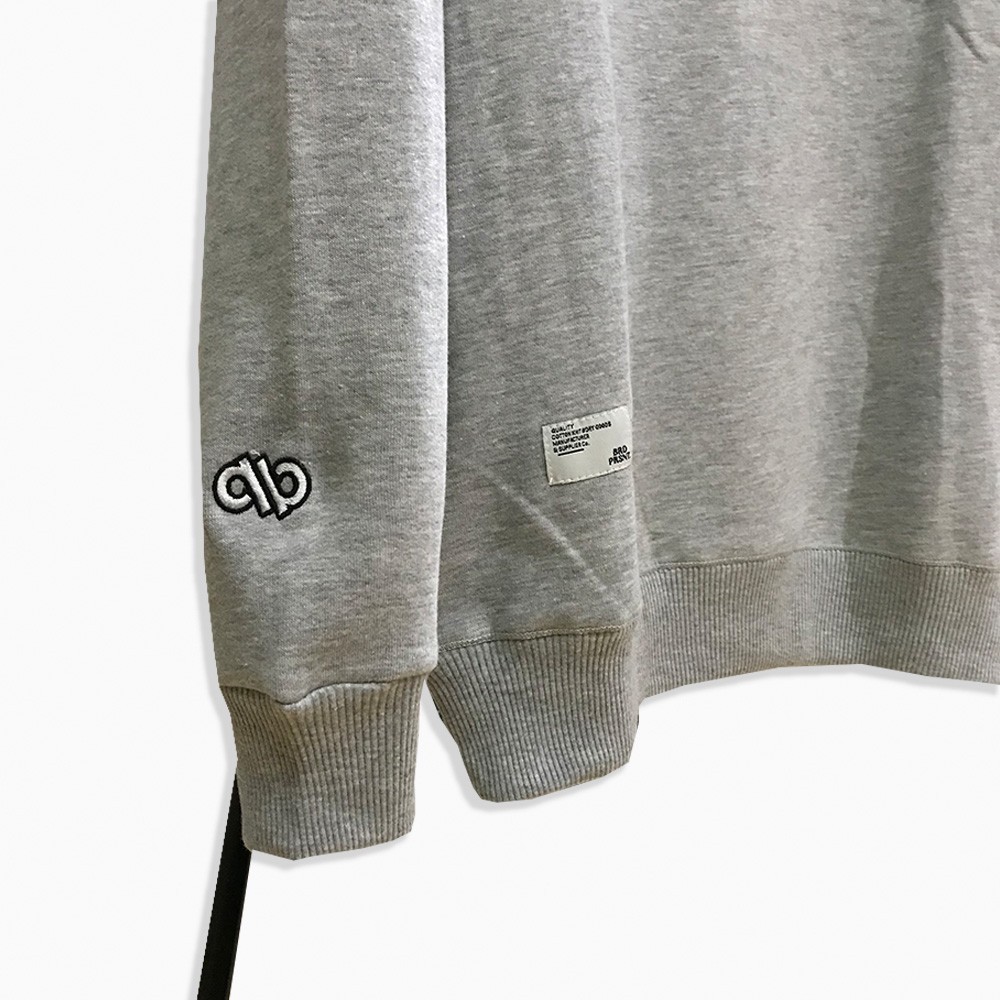 BRAD PRESENT ORIGINAL Sweater Crewneck cowok sweatshirt warna Grey with logo series art seri Gs404