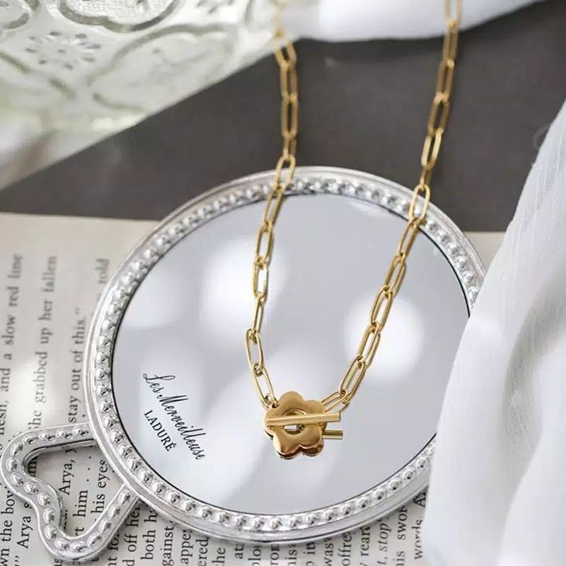 Kalung bunga pendek emas