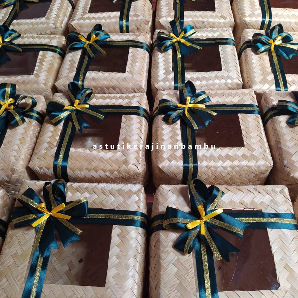 

SEPASANG Besek Mika Pita Natural 22 x 22 x 8 cm/ besek anyaman bambu murah/ besek natural/ besek bambu jogja/ besek murah