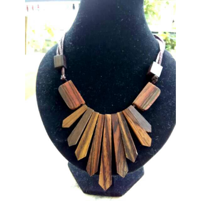 Kalung etnik kayu