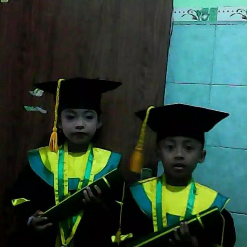 baju + topi wisuda saja sd