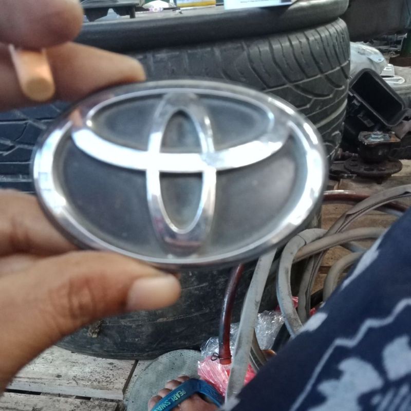 emblem gril toyota great corolla