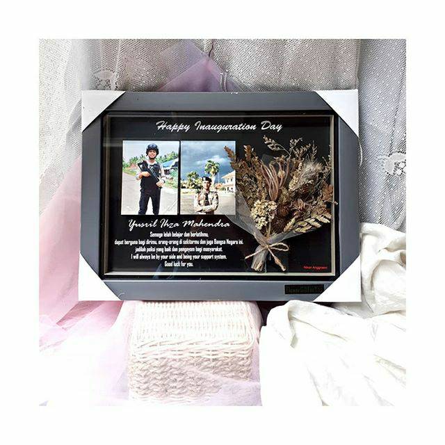 

Frame 3D/ kadowisuda/ hadiah ulangtahun/ hadiahpernikahan/ souvenir seminar dengan bunga kering asli